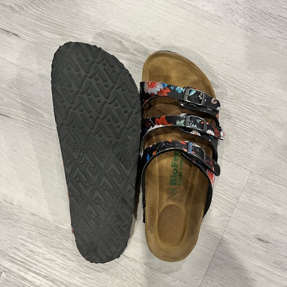 Floral Sandals. - Picture 2 of 3